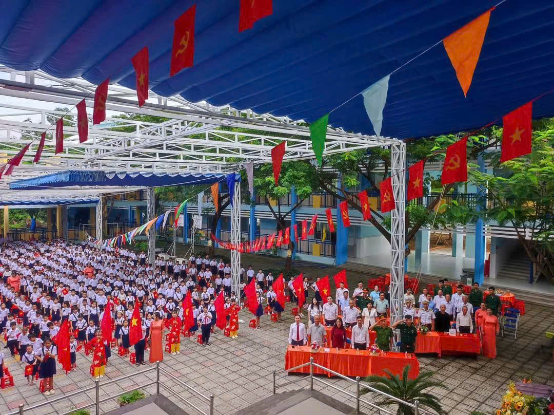 Sao Phương Bắc trao tặng học bổng cho các em học sinh tại Xã Long Sơn nhân dịp khai giảng năm học 2026-2027